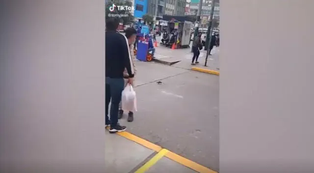 Es viral en TikTok. El roedor burlaba a las personas en plena vía pública, pero un sujeto tomó impulsó y la hizo volar con una sola patada.