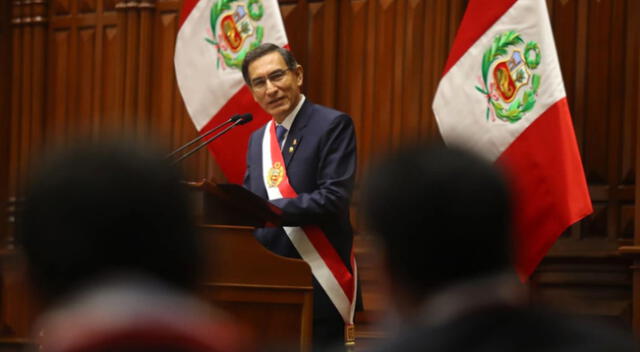 Martín Vizcarra firma tres leyes promulgadas por el Congreso.