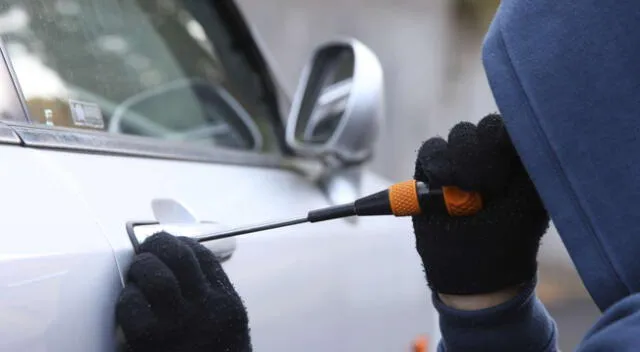 Roban auto a abuelito en Comas.