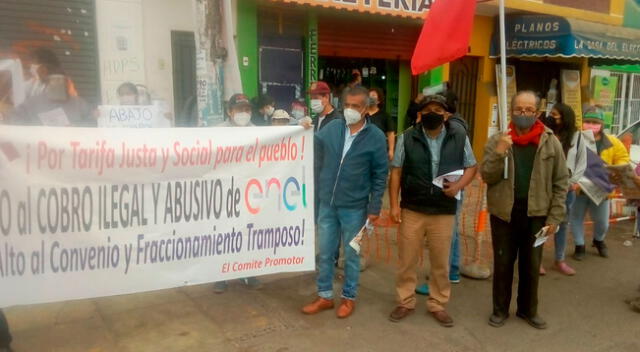 Vecinos de la Zonal 03 de Comas se reunieron en los exteriores de la empresa de servicio eléctrico exigiendo la reducción de sus recibos.