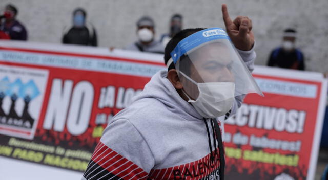 Trabajadores de construcción Civil reclaman sus derechos en la avenida Tacna.