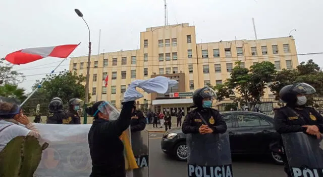 licenciados, técnicos y trabajadores administrativos del nosocomio llegaron hasta la sede del Ministerio de Salud para establecer una reunión con su titular, Pilar Mazzetti.