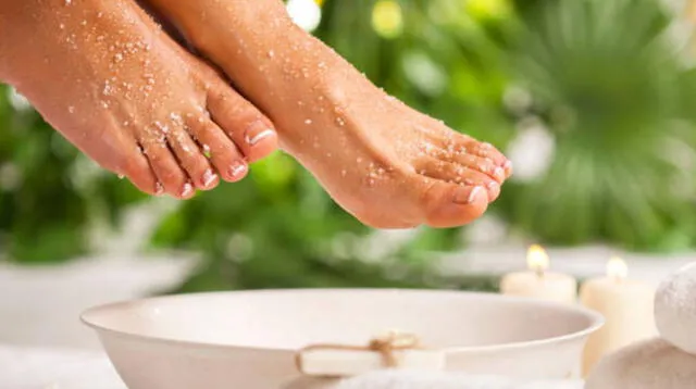 Te enseñaremos a hacer tu propio exfoliante para los pies y cómo usarlo.