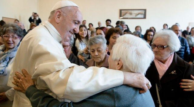 Papa Francisco invita a los jóvenes a realizar un gesto de ternura con los ancianos