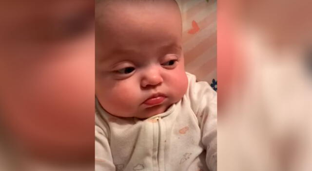 La reacción de esta bebé al ver a su hermano llorar te sacará una sonrisa