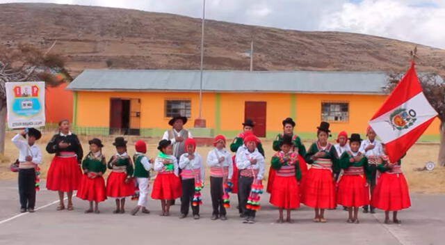 Niños entonando el Himno Nacional en Aymara.