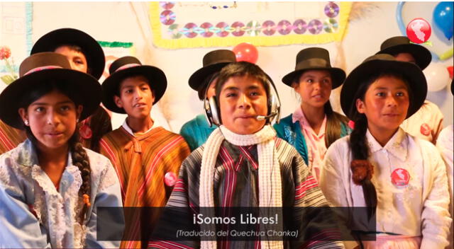 Niños entonando el Himno Nacional en Quechua Chanka.