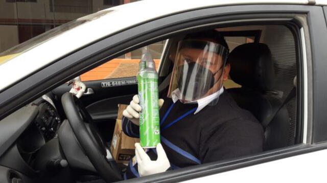 taxista lleva balón de oxígeno portátil par ayudar a personas con COVID -19