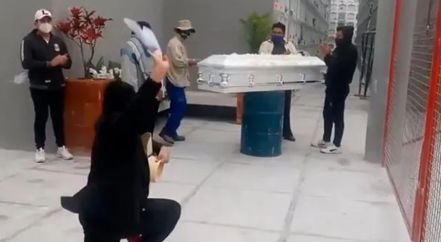 Joven baila marinera en el entierro de su madre para darle el último adiós