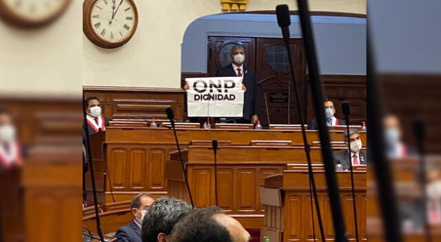 Congresista Cecilia García presentó cartel en medio de mensaje presidencial.