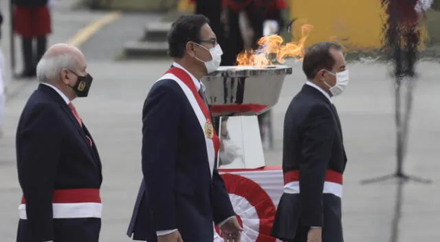 Martín Vizcarra condecora a instituciones que luchan contra el COVID-19.