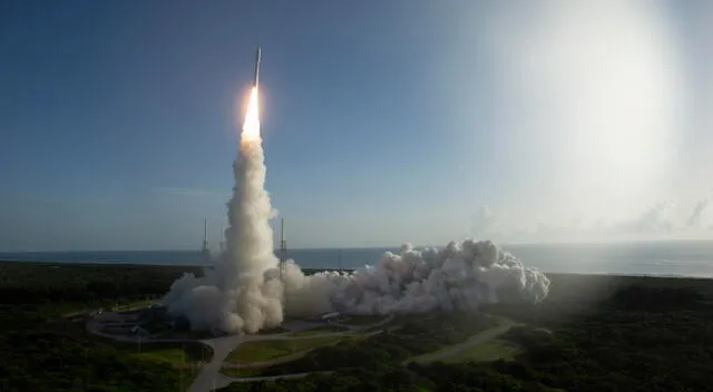 Exitoso lanzamiento del cohete Atlas V desde el Cabo Cañaveral, en Florida | Foto: EFE