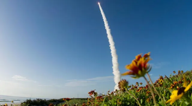 Exitoso lanzamiento del cohete Atlas V desde el Cabo Cañaveral, en Florida | Foto: EFE