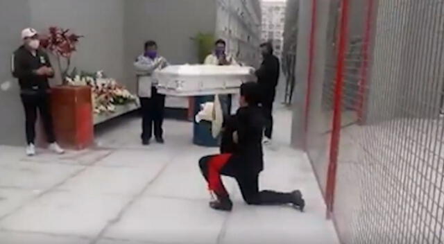¡Totalmente conmovedor! Un hijo se despide de su padre en cementerio y lo comparte en redes sociales.