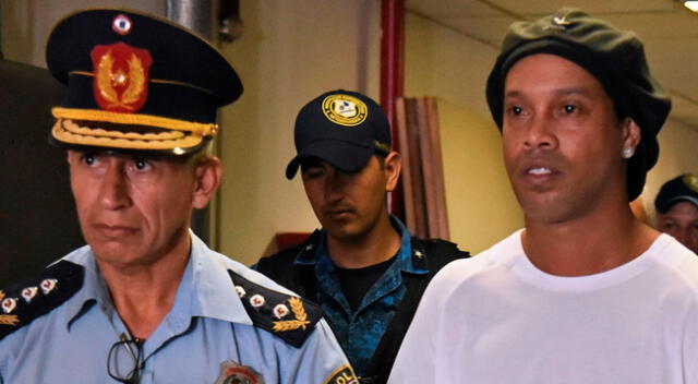 Ronaldinho fue arrestado por ingresar a Paraguay con documentos falsos.