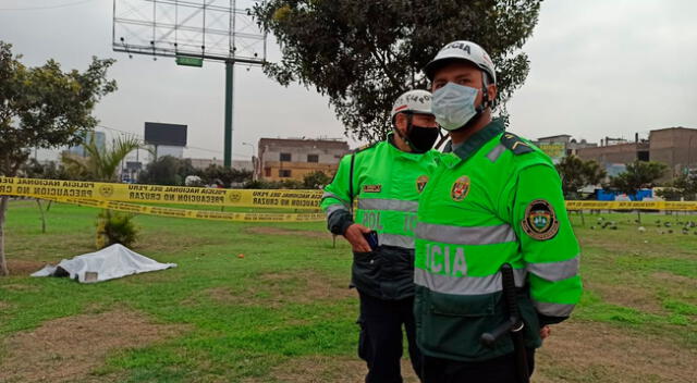 Hombre habría estado caminando por la zona, cuando de pronto se recostó y minutos después lo hallaron fallecido.