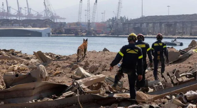 Un equipo de rescate en el sitio de la explosión de Beirut, Líbano.