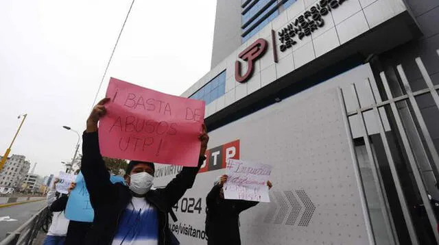 Alumnos de la UTP protestan porque no les quieren bajar la pensión.