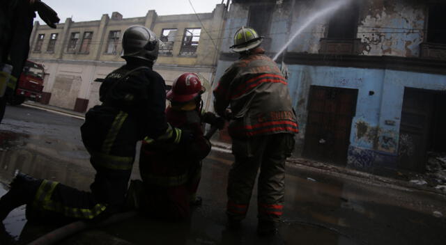 Congresista José Vega dijo que el Gobierno “llega tarde como los bomberos”.