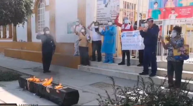 Trabajadores de salud protestaron quemando un ataúd de cartón
