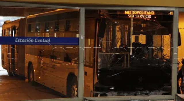 Bus del Metropolitano chocó contra pared de vidrio en Estación Central.