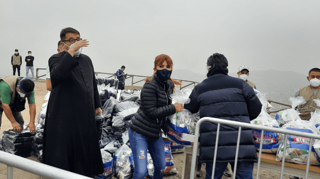 Magaly Medina llegó al Hogar de las Bienaventuranzas en VMT para donar canastas de víveres a modo personal tras la estafa de balones de oxígeno que sufrió el Padre Omar.