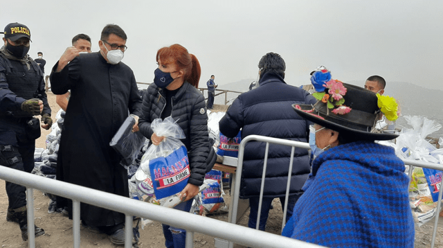 Magaly Medina llegó al Hogar de las Bienaventuranzas en VMT para donar canastas de víveres a modo personal tras la estafa de balones de oxígeno que sufrió el Padre Omar.