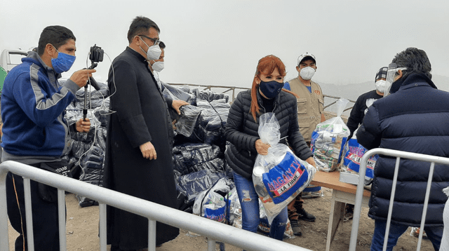 Magaly Medina llegó al Hogar de las Bienaventuranzas en VMT para donar canastas de víveres a modo personal tras la estafa de balones de oxígeno que sufrió el Padre Omar.