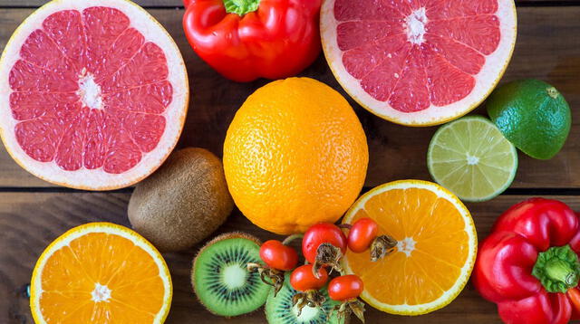 Los alimentos con vitamina C ayudan a tus defensas.