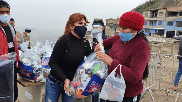 Magaly Medina llegó al Hogar de las Bienaventuranzas en VMT para donar canastas de víveres a modo personal tras la estafa de balones de oxígeno que sufrió el padre Omar. (Créditos: Johann Klug | URPI | GLR)