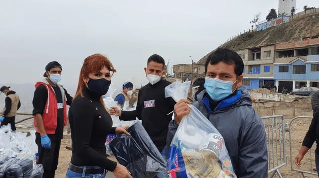 Magaly Medina llegó al Hogar de las Bienaventuranzas en VMT para donar canastas de víveres a modo personal tras la estafa de balones de oxígeno que sufrió el padre Omar. (Créditos: Johann Klug | URPI | GLR)