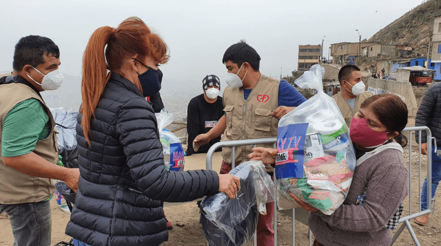 Magaly Medina llegó al Hogar de las Bienaventuranzas en VMT para donar canastas de víveres a modo personal tras la estafa de balones de oxígeno que sufrió el padre Omar. (Créditos: Johann Klug | URPI | GLR)