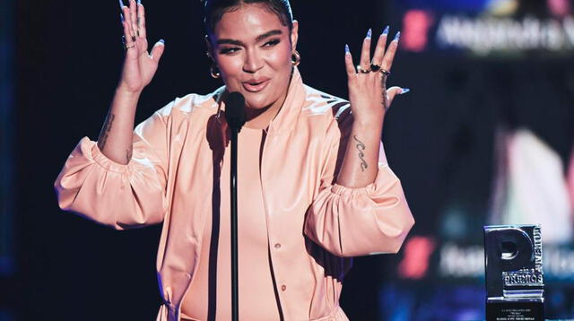 Karol G intentó ocultar su vientre en todo momento durante su presentación en los Premios Juventud 2020.