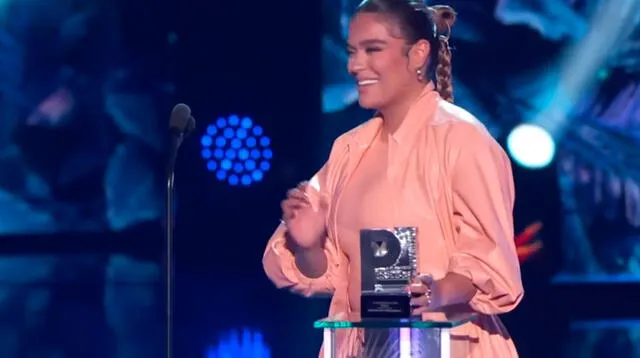 Karol G intentó ocultar su vientre en todo momento durante su presentación en los Premios Juventud 2020.