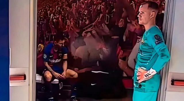 Lionel Messi triste y solitario en los vestuarios del Barcelona.