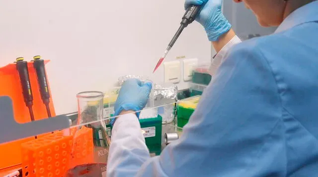 Una empleada del laboratorio prueba una vacuna contra el covid-19 en el Centro de Epidemiología y Microbiología Gamaleya.