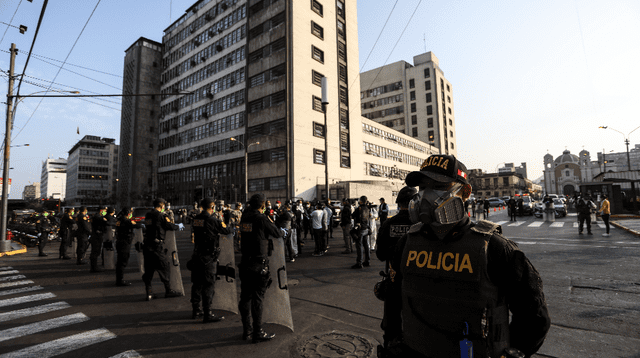 Fiscalía pide 6 años de prisión para dos policías acusados de exigir coima de 100 dólares a extranjera. Foto referencial.