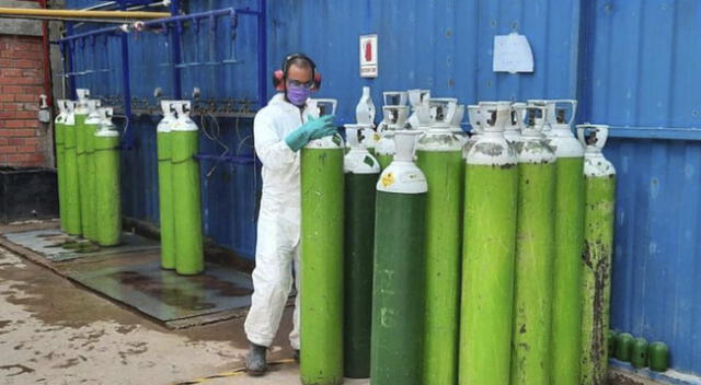 Personas duermen afuera de planta para recargar balones de oxígeno medicinal.