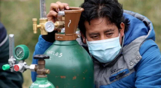 Personas duermen afuera de planta para recargar balones de oxígeno medicinal.