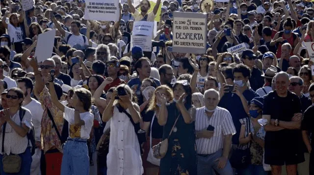 No hubo distanciamiento social ni mascarillas en la protesta que reunió a miles de personas en las calles de Madrid.