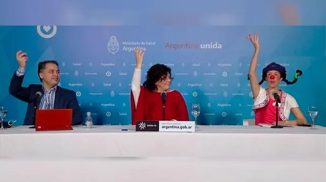 El gobierno de Argentina acompaño de la payasita Filomena en conferencia de prensa del 16 de agosto.