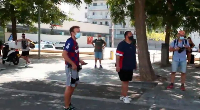 Hinchas gritan a los autos de jugadores y dirigentes.