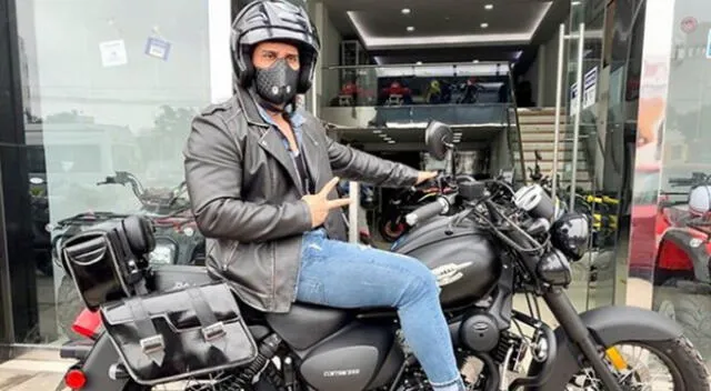 Christian Domínguez hace delivery en motocicleta