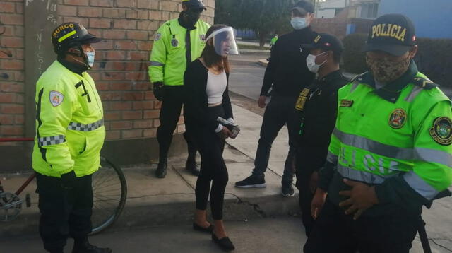 La joven transgénero fue trasladada a la comisaría del sector.