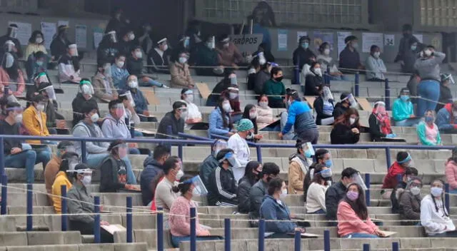 Jóvenes rindiendo el examen de admisión en el Estadio Olímpico Universitario de la UNAM