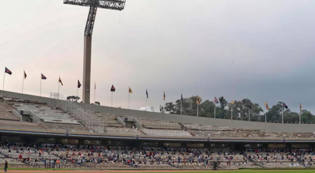 Jóvenes rindiendo el examen de admisión en el Estadio Olímpico Universitario de la UNAM