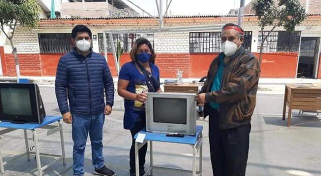 Profesor de Trujillo regala televisores y celulares a sus alumnos para que puedan acceder a Aprendo en casa.