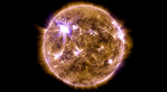 Una llamarada solar de clase X destella en el borde del Sol y muestra un tipo de luz que es invisible para los ojos humanos, llamada luz ultravioleta extrema.