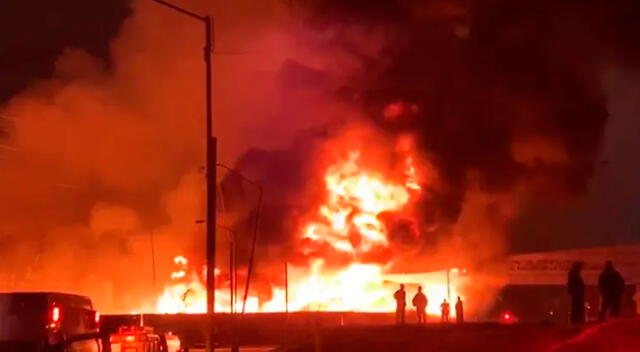 Incendio de fuerte intensidad consume fábrica de plástico en Huachipa. Foto referencial.