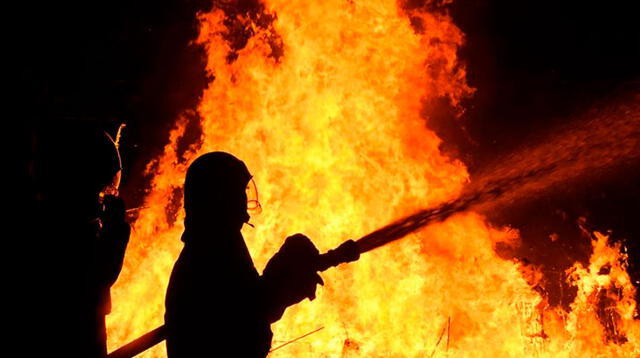 Incendio de fuerte intensidad consume fábrica de plástico en Huachipa. Foto referencial.